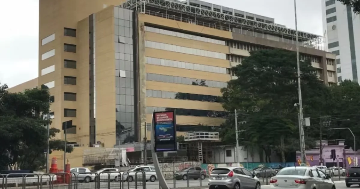 Investigate possible case of Ebola virus infection in Brazil