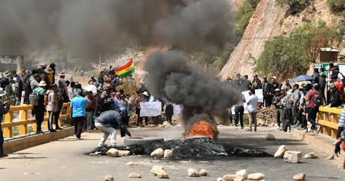 Clashes over road clearing in Bolivia leave at least 35 injured