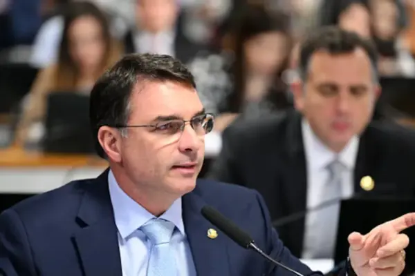 Flávio Bolsonaro emulates his father and gathers foreign diplomats to question the electoral system