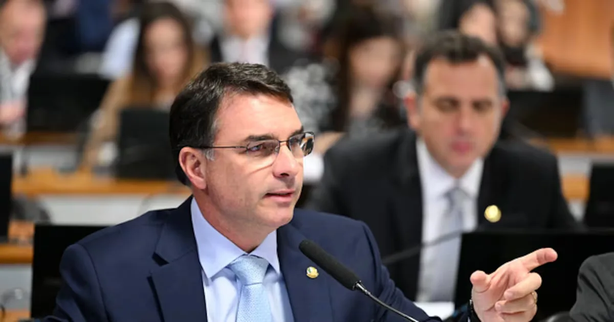 Flávio Bolsonaro emulates his father and gathers foreign diplomats to question the electoral system