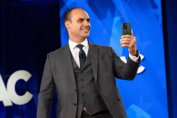 U.S. grants permanent residency to fugitive Eduardo Bolsonaro for his “extraordinary abilities”