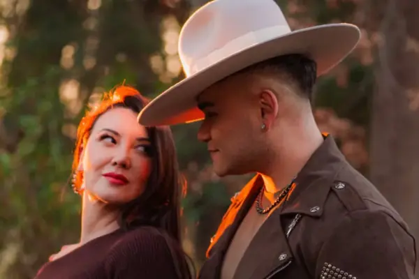 Koke Núñez and Entremares ignite the scene with “A Besitos,” their new romantic northern cumbia