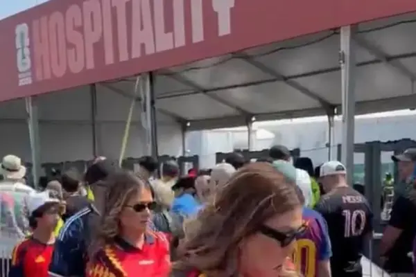 Miles-long queues, altercations and a long wait: the chaos to enter the World Cup final between Spain and Argentina