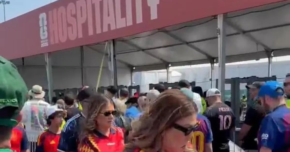 Miles-long queues, altercations and a long wait: the chaos to enter the World Cup final between Spain and Argentina