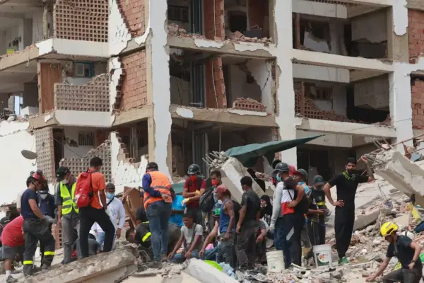 “We are not going to abandon them under the ruins”: a month later, Venezuela continues to unearth its dead