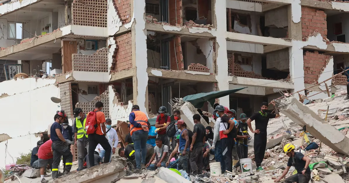 “We are not going to abandon them under the ruins”: a month later, Venezuela continues to unearth its dead