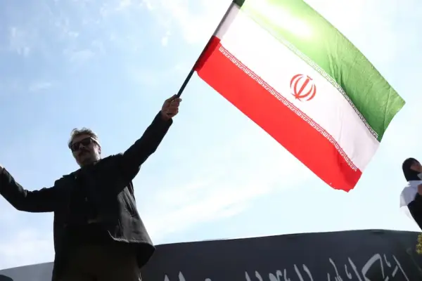 Iran launches retaliatory offensive against US bases in Jordan following attack on Larak Island