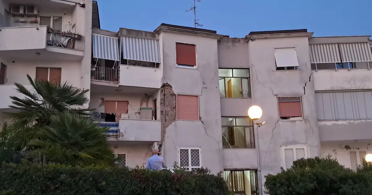 300 people are evacuated after a 4.7 magnitude earthquake in Italy