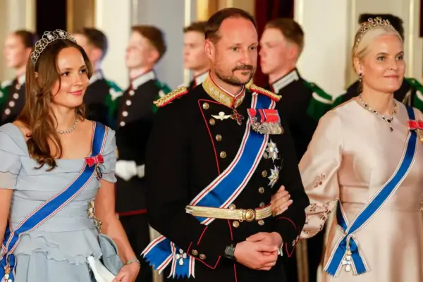 Haakon VIII assumes the throne and maintains the motto "Everything for Norway" after the death of Harald V