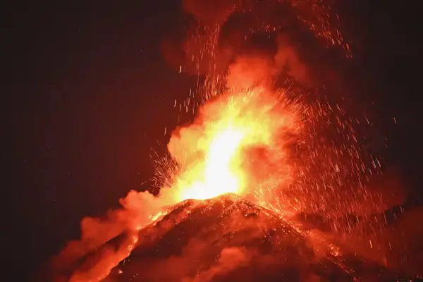 Guatemala's Fuego volcano increases its activity and forces the first evacuations