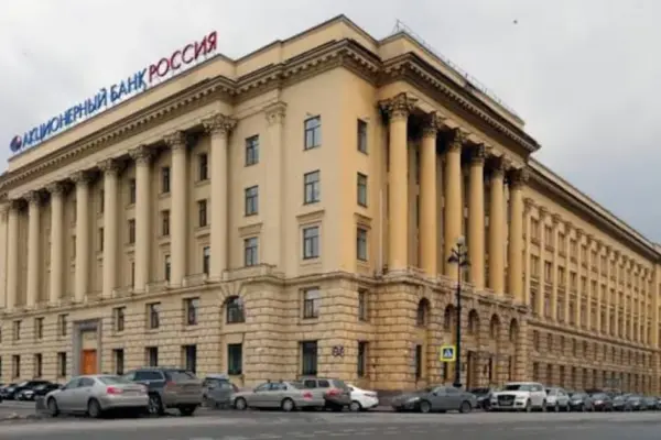 The impact of the war: Russians withdraw money en masse from banks while shelves look empty in supermarkets in Ukraine
