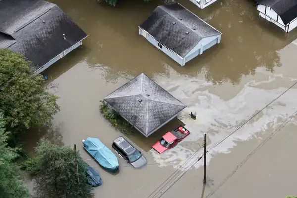 USA: Flooding in Indiana leaves at least six dead and forces the rescue of dozens of people