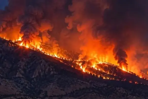 USA: At least six injured and thousands evacuated due to wildfire threatening the city of Reno