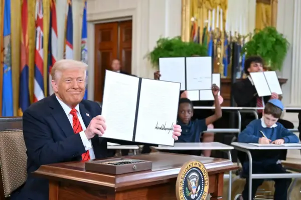 Trump signs an order to rename Lake Ontario to Lake America