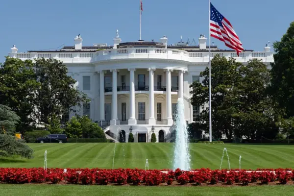 Three media outlets denounce access blocks to the White House following Trump's ban