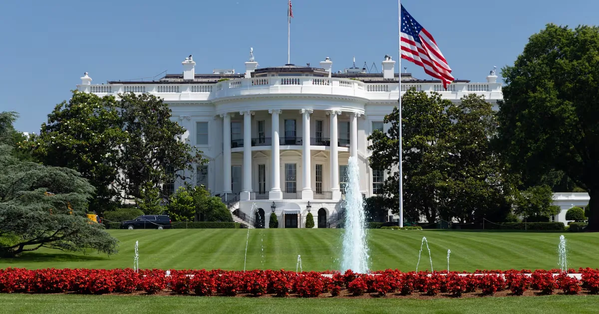 Three media outlets denounce access blocks to the White House following Trump's ban