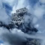 Volcano eruption in Indonesia forces cancellation of hundreds of flights and affects more than 22 thousand passengers