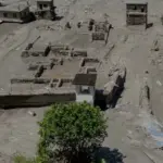 Nepal raises to about 1,370 the death toll from the flood on the border with China